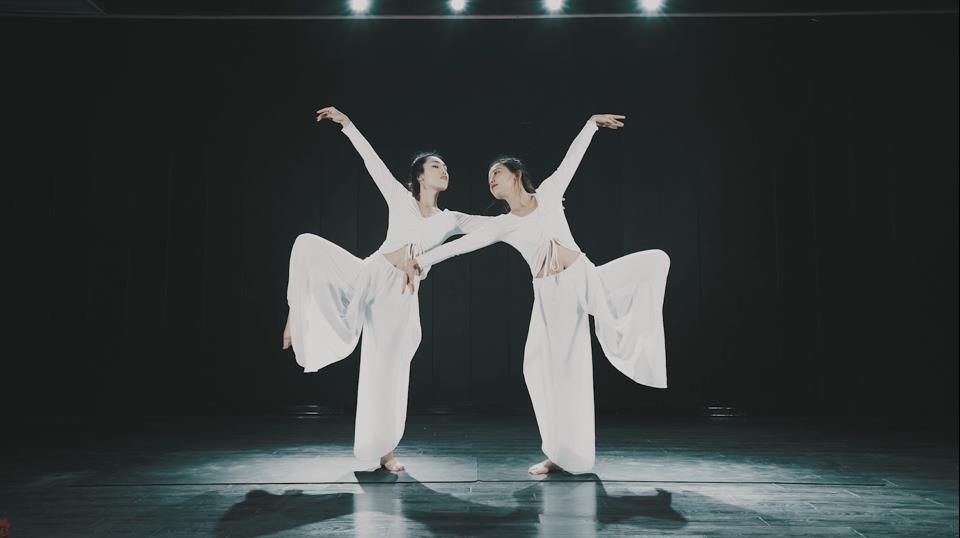 舞韵瑜伽导师双人《左手指月》